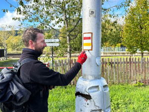 Turistické značení se na trasách v Česku obnovuje jednou za tři roky. Díky tomu na výletech nezabloudíme