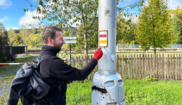 Turistické značení se na trasách v Česku obnovuje jednou za tři roky. Díky tomu na výletech nezabloudíme