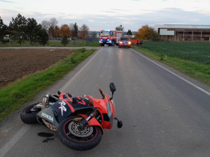 Motorkář nepřežil střet s automobilem. Nezvládl řízení, spadl z motocyklu a pak ho smetl projíždějící osobák