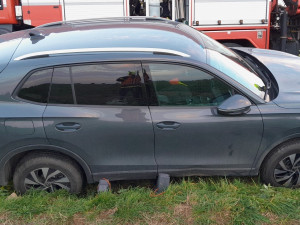 Motorkář nepřežil střet s automobilem. Nezvládl řízení, spadl z motocyklu a pak ho smetl projíždějící osobák