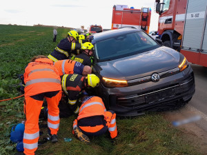 Motorkář nepřežil střet s automobilem. Nezvládl řízení, spadl z motocyklu a pak ho smetl projíždějící osobák