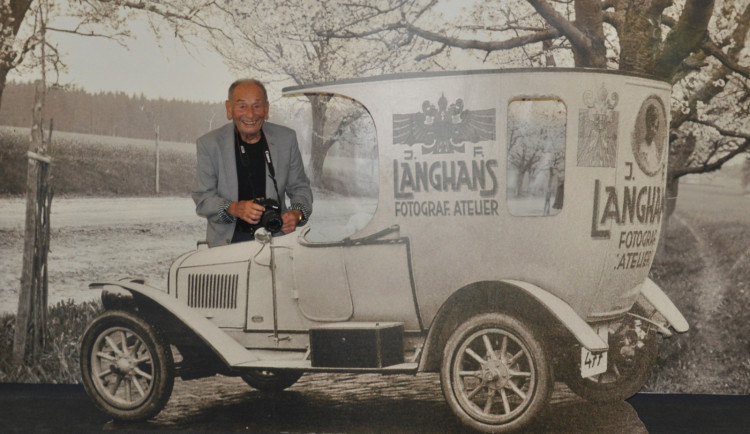 Jiří Plzák na vernisáži své poslední výstavy v Západočeském muzeu v Plzni.