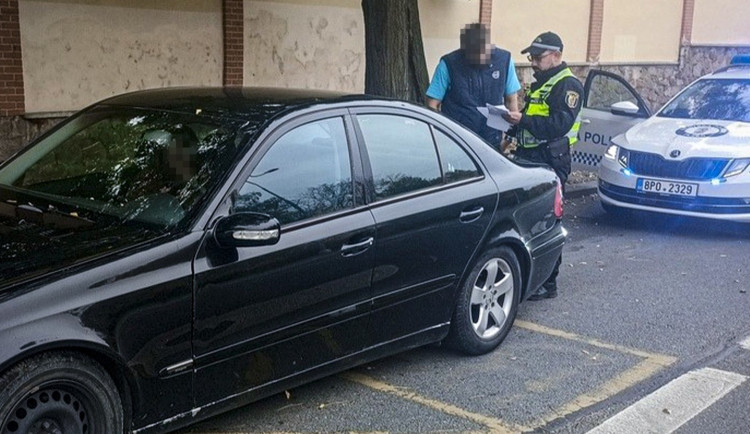 Dva piráti silnic to na padesátce poněkud přehnali s rychlostí. Čeká je zákaz řízení i tučná pokuta