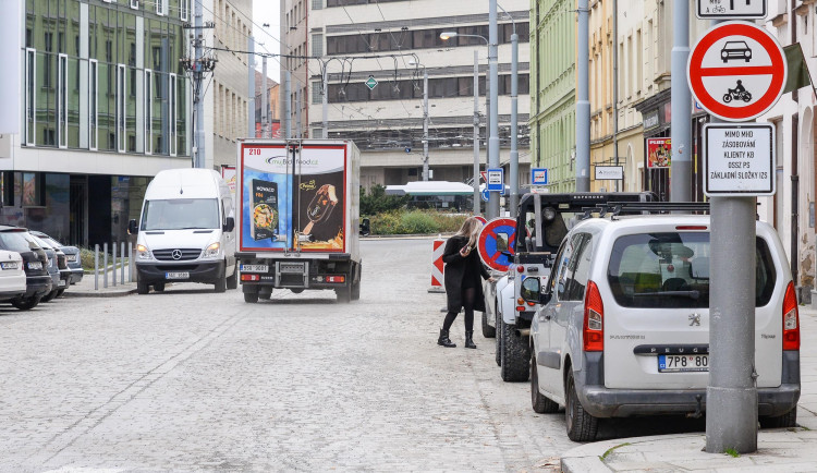 Oprava Goethovy ulice je u konce, dělníci tam osadili přes 30 tisíc kostek. Provoz se tam vrátí už v pátek