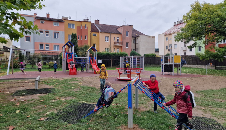 Slovanské děti se radují z proměny hřiště ve vnitrobloku za jídelnou U Koně