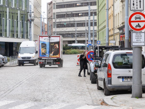 Oprava Goethovy ulice je u konce, dělníci tam osadili přes 30 tisíc kostek. Provoz se tam vrátí už v pátek