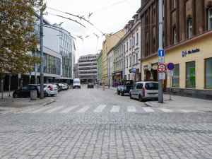 Oprava Goethovy ulice je u konce, dělníci tam osadili přes 30 tisíc kostek. Provoz se tam vrátí už v pátek