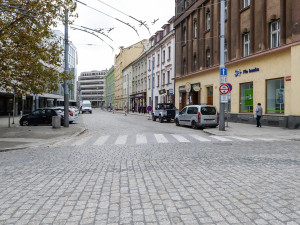 Oprava Goethovy ulice je u konce, dělníci tam osadili přes 30 tisíc kostek. Provoz se tam vrátí už v pátek
