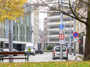 Oprava Goethovy ulice je u konce, dělníci tam osadili přes 30 tisíc kostek. Provoz se tam vrátí už v pátek