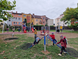 Slovanské děti se radují z proměny hřiště ve vnitrobloku za jídelnou U Koně