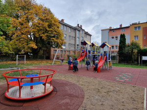 Slovanské děti se radují z proměny hřiště ve vnitrobloku za jídelnou U Koně