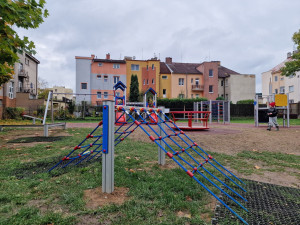 Slovanské děti se radují z proměny hřiště ve vnitrobloku za jídelnou U Koně