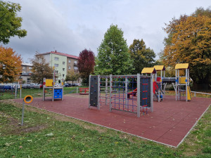 Slovanské děti se radují z proměny hřiště ve vnitrobloku za jídelnou U Koně