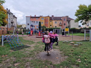 Slovanské děti se radují z proměny hřiště ve vnitrobloku za jídelnou U Koně