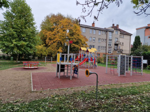Slovanské děti se radují z proměny hřiště ve vnitrobloku za jídelnou U Koně