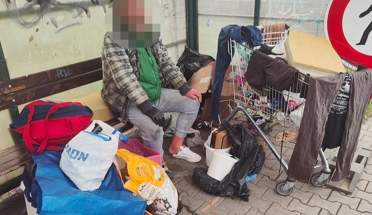 Bezdomovci si budují příbytky přímo v ulicích města. Jeden obsadil zastávku MHD se svým mobiliářem