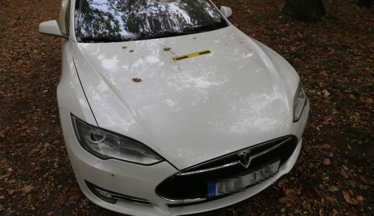 FOTO: Náhodný vandalismus nebo cílený útok? Poškozená Tesla na lesní cestě