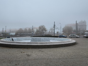 ANKETA: Voda prýštila z opravené kašny dva týdny, znovu bude v plné parádě až v květnu