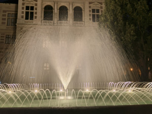 ANKETA: Voda prýštila z opravené kašny dva týdny, znovu bude v plné parádě až v květnu