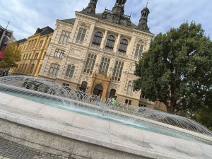 ANKETA: Voda prýštila z opravené kašny dva týdny, znovu bude v plné parádě až v květnu