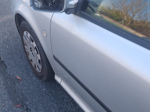 Pořádně rozjetý vandal s klackem v ruce demoloval u aut zpětná zrcátka. Důvodem byly osobní problémy doma