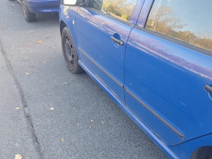 Pořádně rozjetý vandal s klackem v ruce demoloval u aut zpětná zrcátka. Důvodem byly osobní problémy doma