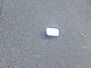 Pořádně rozjetý vandal s klackem v ruce demoloval u aut zpětná zrcátka. Důvodem byly osobní problémy doma