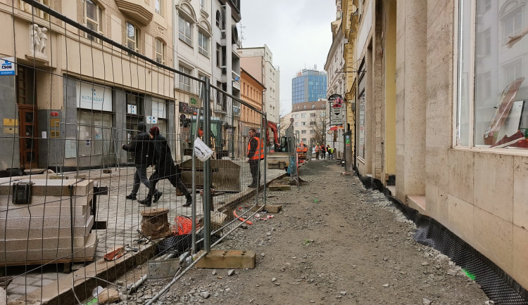 Končí půlroční oprava tramvajové trati za 78 milionů, chodci ale musí stále klopýtat přes nedokončené chodníky