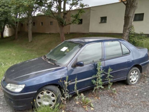 Radnice stále řeší nedostatek parkovacích míst, mnoho jich zabírají ohyzdné autovraky