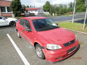 Radnice stále řeší nedostatek parkovacích míst, mnoho jich zabírají ohyzdné autovraky