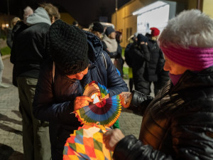 Unikátní plovoucí vánoční stromeček opět rozzáří hladinu Borské přehrady