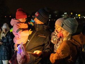 Unikátní plovoucí vánoční stromeček opět rozzáří hladinu Borské přehrady