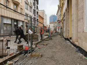 Končí půlroční oprava tramvajové trati za 77 milionů, chodci ale musí stále klopýtat přes nedokončené chodníky