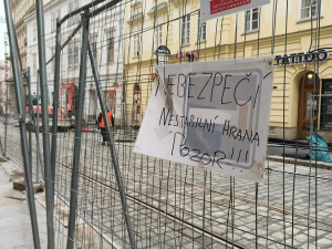 Končí půlroční oprava tramvajové trati za 78 milionů, chodci ale musí stále klopýtat po neexistujícím chodníku