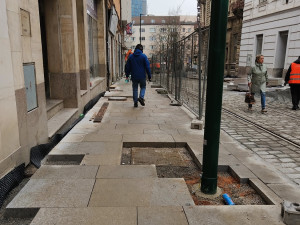 Končí půlroční oprava tramvajové trati za 78 milionů, chodci ale musí stále klopýtat po neexistujícím chodníku