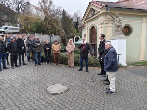 Před kostel U Ježíška se po dlouhých letech vrátily restaurované barokní sochy svaté Anny a svatého Josefa