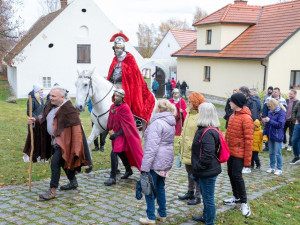 Svatý Martin se svou družinou dorazí na statek U Matoušů