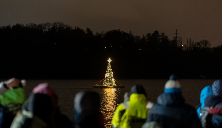 Unikátní plovoucí vánoční stromeček opět rozzáří hladinu Borské přehrady