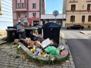 Konec přeplněných popelnic a černých skládek? Město věří, že pomůže novela odpadové vyhlášky