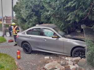 Řidička vletěla s luxusním BMW na chodník, kde zdemolovala hradbu a oplocení u domu