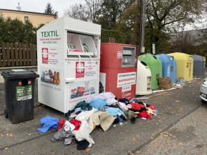 Neznámý zloděj vykrádá kontejnery na textil, zůstává po něm hromada nepořádku