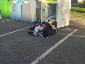 Neznámý zloděj vykrádá kontejnery na textil, zůstává po něm hromada nepořádku