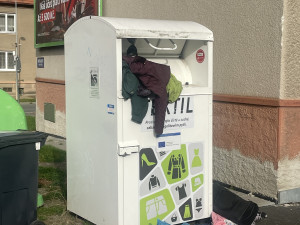 Neznámý zloděj vykrádá kontejnery na textil, zůstává po něm hromada nepořádku