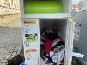 Neznámý zloděj vykrádá kontejnery na textil, zůstává po něm hromada nepořádku