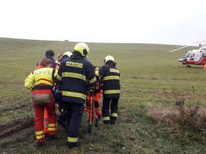 Montér se při práci zřítil ze sloupu vysokého napětí z výšky kolem 15 metrů. Utrpěl těžké zranění