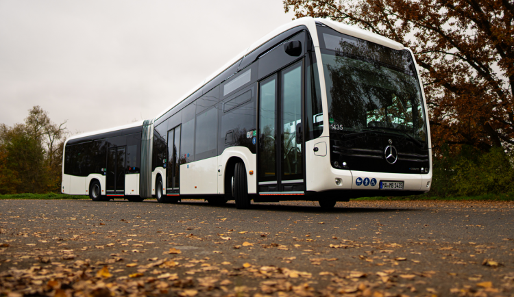 Město brázdí nový kloubový elektrobus, cestující ho potkají na lince 24 a 30