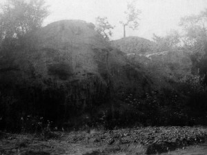 Popraviště v pískovcové rokli nad obcí Vejprnice - detail svahu, u kterého se za heydrichiády odehrávaly popravy. Poválečné foto