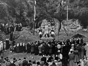 Odhalení pomátníku zastřeleným proběhlo 23. června 1946. Zúčastnilo se ho na 3 000 lidí