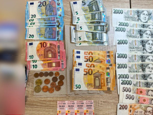 Poctivec našel a řádně odevzdal peněženku pořádně naditou korunami a eurobankovkami. Vyplatilo se mu to