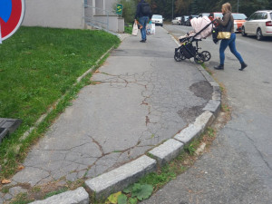 Město opravuje chodníky na Lochotíně, vycházelo i z tipů od obyvatel